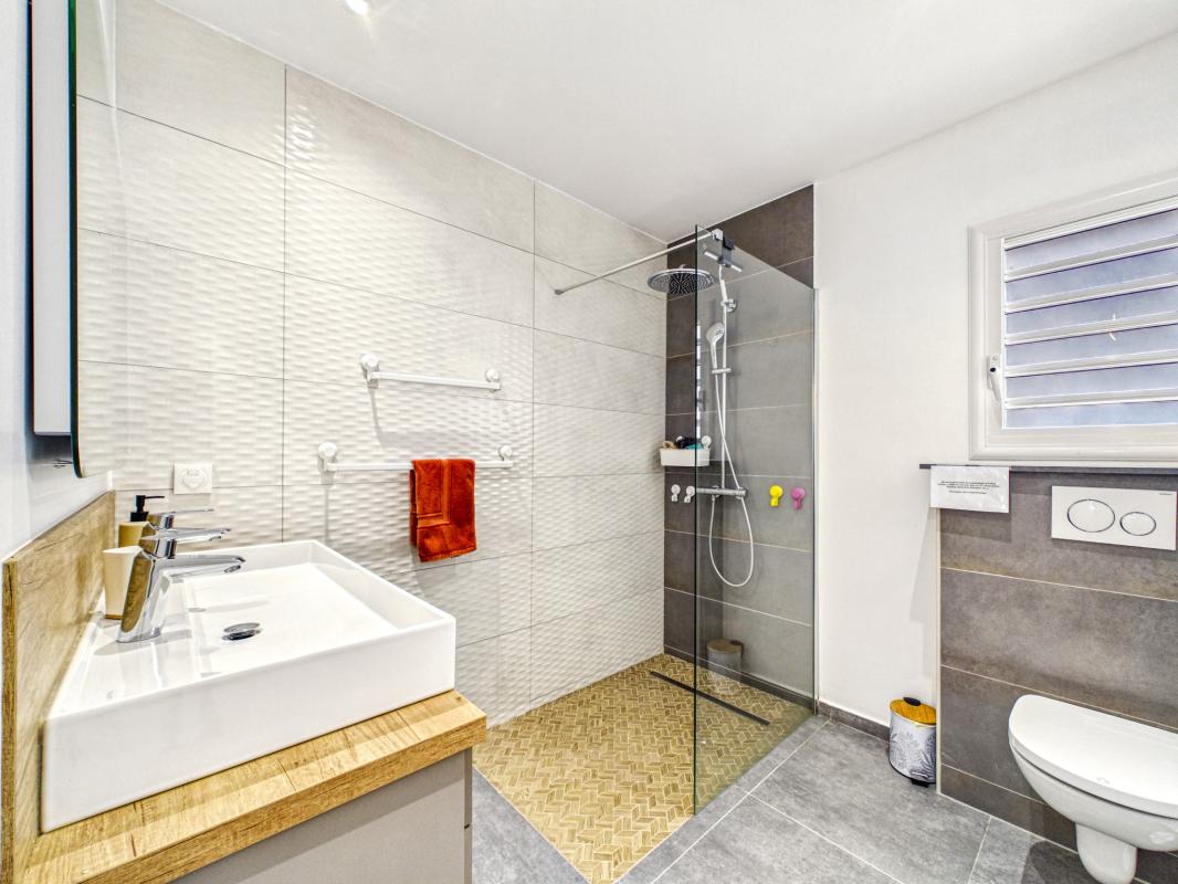 38.Location villa piscine Saint François Guadeloupe_Salle de douche commune